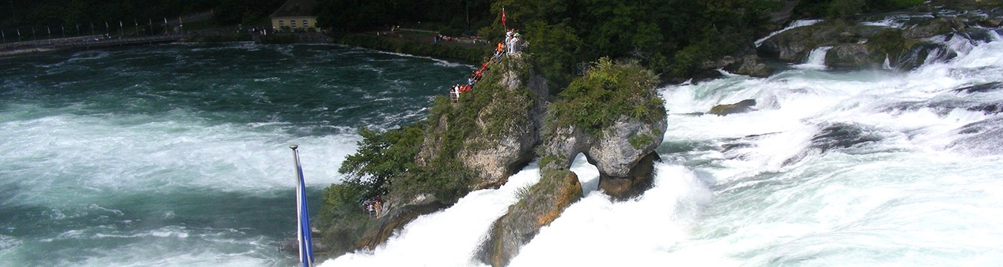 Begehbarer Felsen mit Aussichtsplattform mitten im Rheinfall.