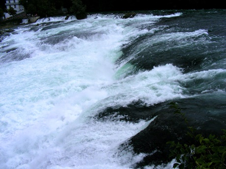 Die tosenden Wassermassen des Rheinfalls im Detail.