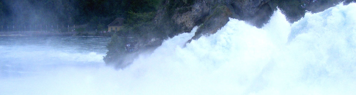 Die Wassermassen des Rheinfalls donnern bei Schaffhausen zu Tal.