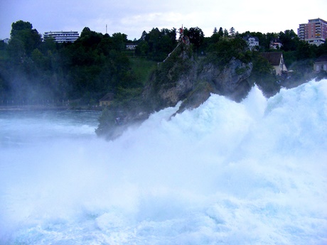 Die von weißer Gischt umtosten Felsen inmitten des Rheinfalls.