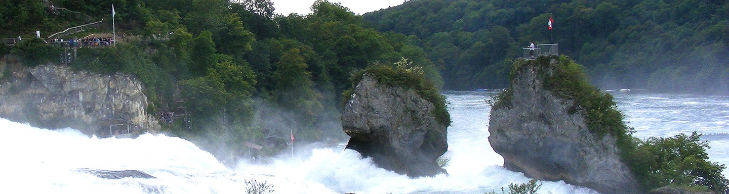 Zwei begehbare Felsen inmitten des Rheinfalls bei Schaffhausen.