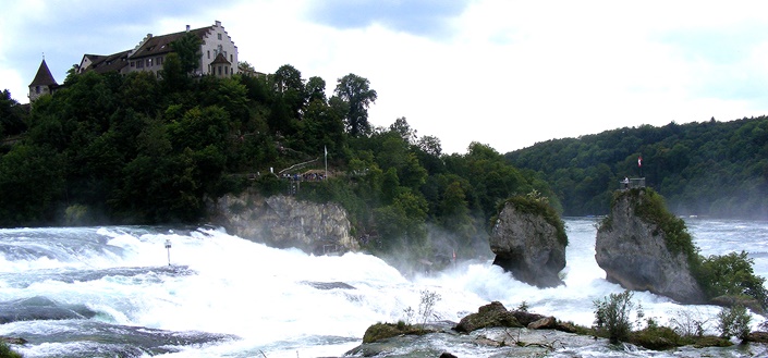 Der Rheinfall bei Schaffhausen mit dem darüberliegenden Schloss Laufen.