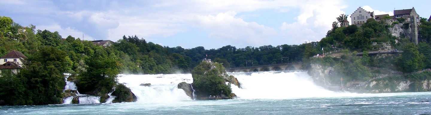 Der Rheinfall von vorne gesehen, rechts oben am Ufer Schloss Laufen.