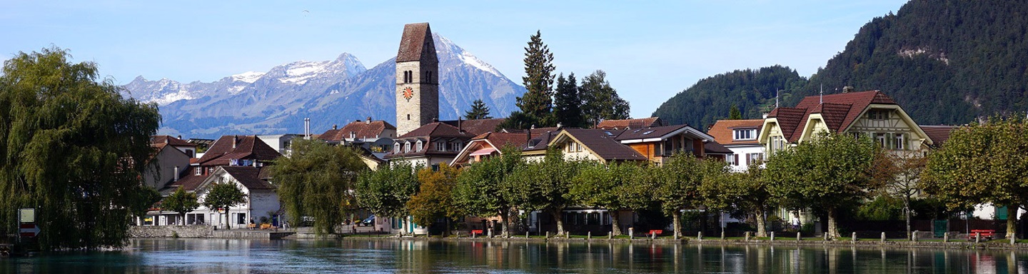 Schöner Blick auf die westlich von Interlaken direkt an der Aare gelegene Gemeinde Unterseen.