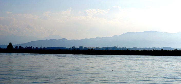Die Rheinmündung in den Bodensee vom österreichischen Ufer aus gesehen.