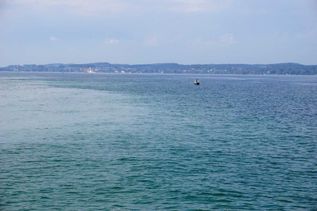 Das türkisgrüne Wasser des Rheins vermischt sich mit der tiefblauen Wasserfläche des Bodensees.