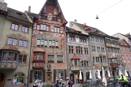 Die Altstadt von Stein am Rhein mit ihren herrlich bemalten Hausfassaden - im Vordergrund das Haus "Roter Ochsen".