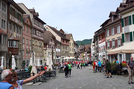 Reges Treiben in der mittelalterlichen Altstadt von Stein am Rhein.