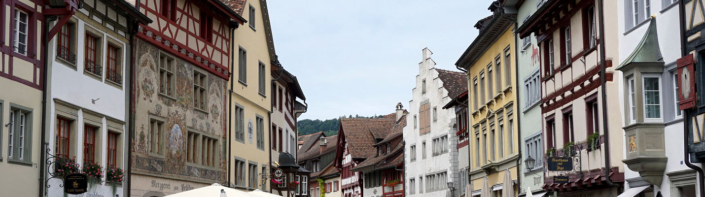 Eine idyllische Altstadtgasse in Stein am Rhein.