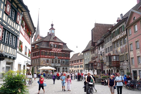 Schöner Blick auf den von imposanten Gebäuden umgebenen Marktplatz von Stein am Rhein.