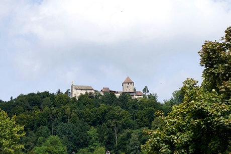 Die von Wäldern eingerahmte, majestätisch hoch über Stein am Rhein thronende Burg Hohenklingen.