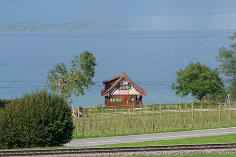 Ein urig anmutendes Fachwerkhäuschen am Ufer des Untersees zwischen Mammern und Eschenz.