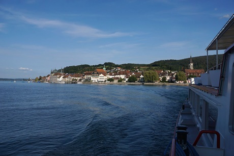 Steckborn mit seinem mächtigen Turmhof, dem Rathaus, der evangelischen Kirche und dem Gasthaus Schwanen von Bord der MS Thurgau aus gesehen.