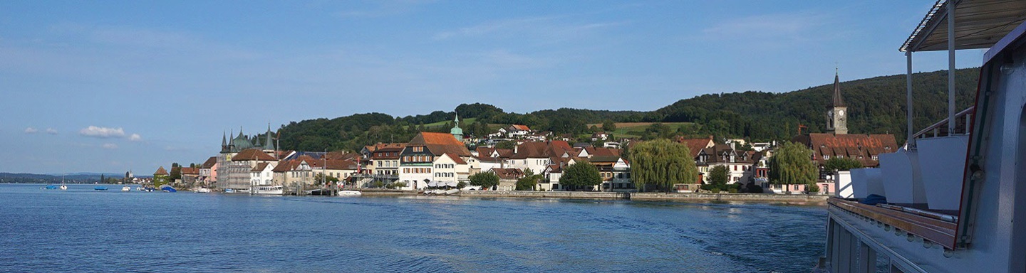 Die MS Thurgau nähert sich der von Turmhof, Rathaus, evangelischer Kirche und Gasthaus Schwanen geprägten Kulisse von Steckborn.