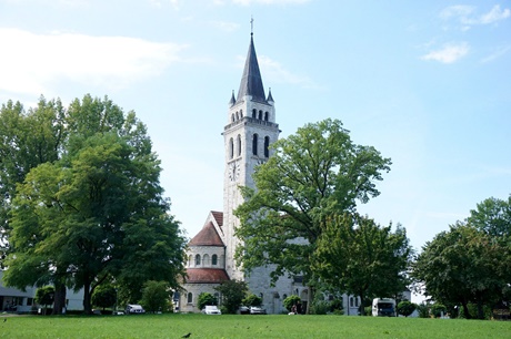 Die idyllisch von Bäumen umrahmte Katholische Kirche St. Georg in Romanshorn.
