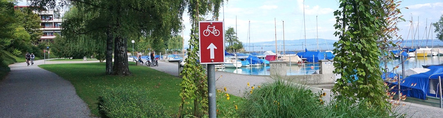 Ein Radwegschild am Schweizer Bodenseeufer bei Romanshorn.