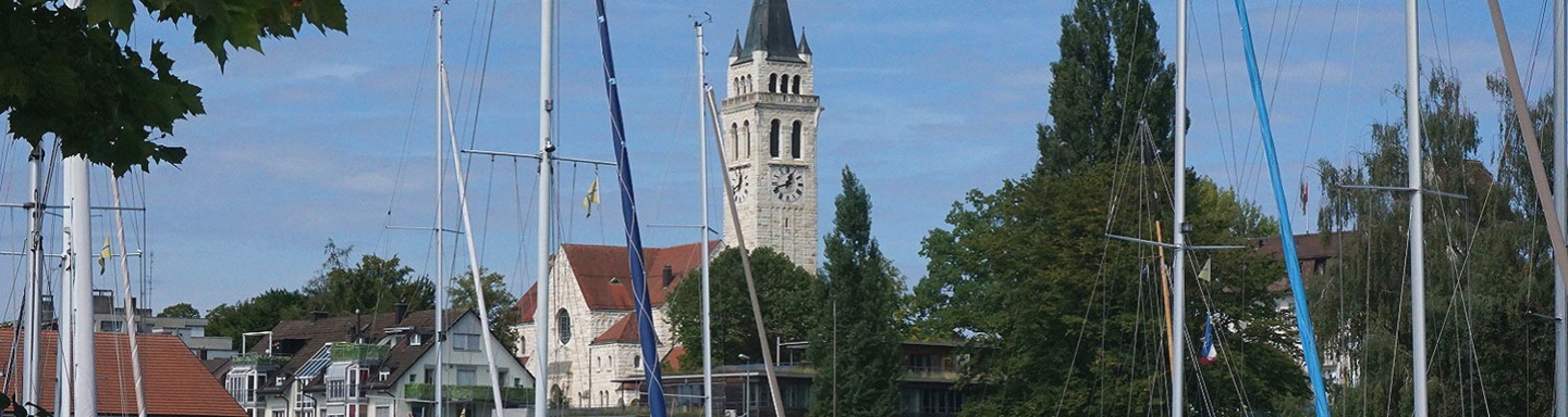 Die Katholische Pfarrkirche St. Johannes der Täufer vom Romanshorner Hafen aus gesehen.