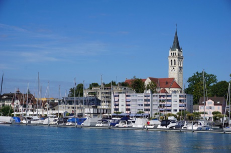 Schöner Blick auf den Hafen von Romanshorn; im Hintergrund erhebt sich der Turm der Katholischen Kirche St. Johannes der Täufer.