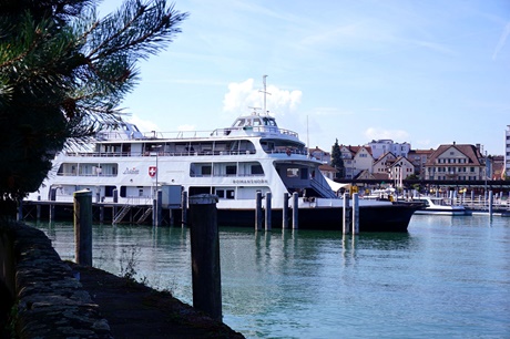 Die zwischen Romanshorn und Friedrichshafen verkehrende Autofähre Romanshorn bei der Anfahrt auf Romanshorn.