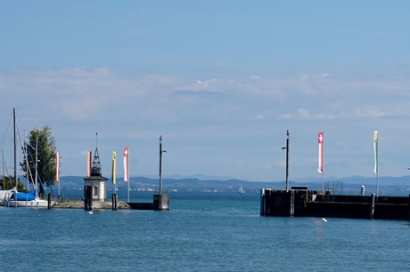 Schöner Blick auf die mit Fahnen geschmückte Hafeneinfahrt von Romanshorn.