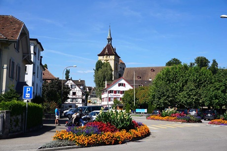 Blumenschmuck bei der katholischen Kirche St. Martin in Arbon.