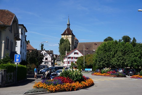 Herrlicher Blumenschmuck in der vom Turm der St.-Martins-Kirche überragten Altstadt von Arbon.