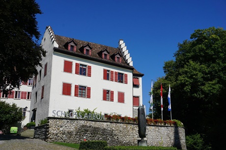 Das Hauptgebäude von Schloss Arbon mit seinen imposanten Treppengiebeln.