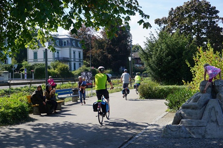 Eine Radlergruppe auf der Rorschacher Uferpromenade.