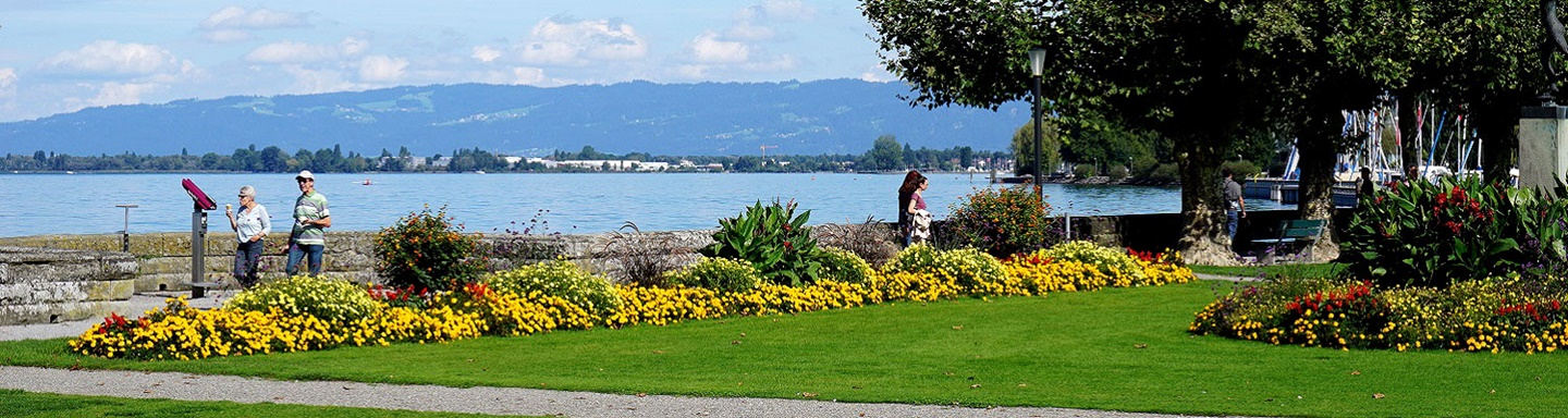 Die wunderschön mit Blumen geschmückte Uferpromenade von Rorschach am Bodensee.