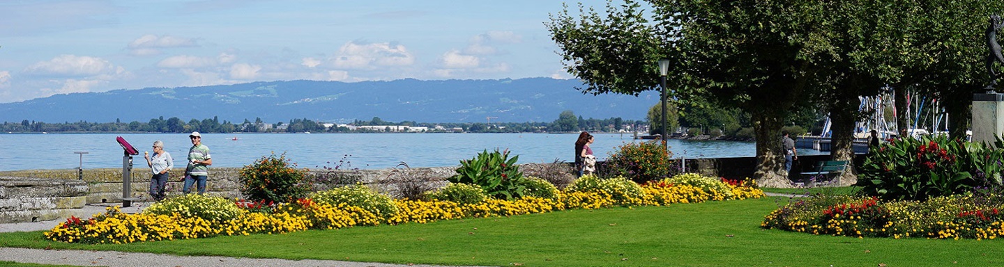 Spaziergänger flanieren auf der Rorschacher Uferpromenade.