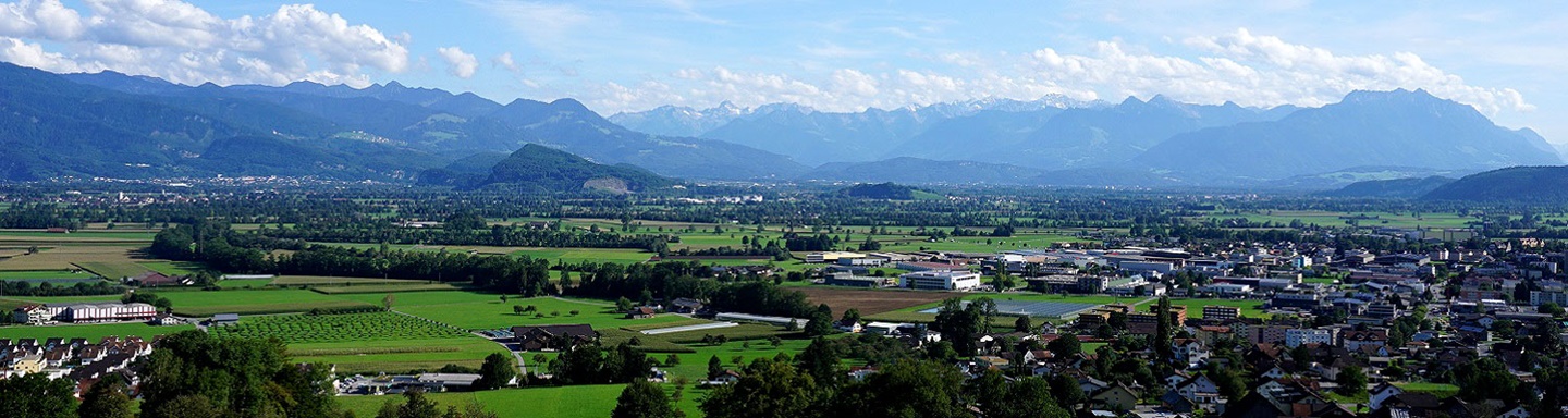 Majestätisch anmutende Berge überragen das sattgrüne mit kleinen Ortschaften gesprenkelte St. Galler Rheintal zwischen Altstätten und Heiden.