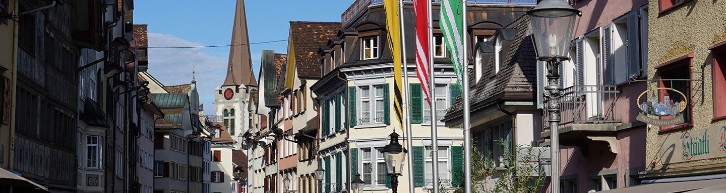 Schöner Blick in die schmucke Altstadt und auf den Turm der Evangelischen Kirche von Altstätten.