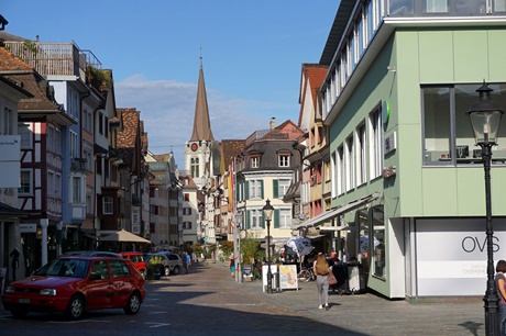Geruhsames Treiben in der historischen Altstadt des schweizerischen Altstätten.