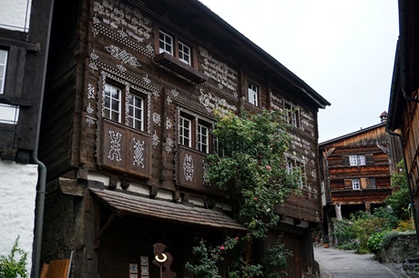 Prachtvoll mit Ornamenten und Schriftzügen verziertes Holzhaus in Werdenberg.