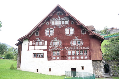 Das "Schlangenhaus" in Werdenberg, an dessen Giebelunterseite sich die namensgebende Schlange entlangwindet.