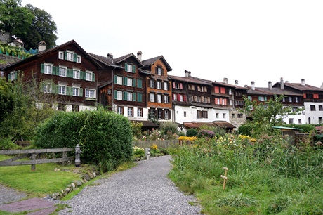 Weinreben, bunte Blüten und charmante Holzhäuser - Idylle pur in Werdenberg.