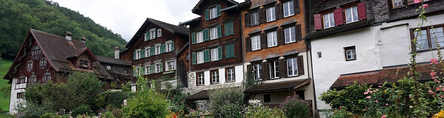 Die für Werdenberg typischen Holzhäuser reihen sich malerisch aneinander.