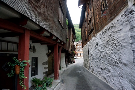 Schmale Gasse zwischen zwei schmucken Holzhäusern in Werdenberg.