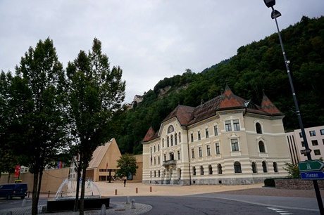 Das Regierungsgebäude von Liechtenstein in Vaduz; links oben auf dem Berg ist Schloss Vaduz zu erkennen.
