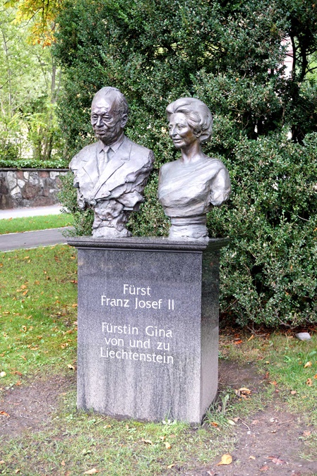 Denkmal von Fürst Franz Josef II. und seiner Frau Fürstin Gina von und zu Liechtenstein in Vaduz.