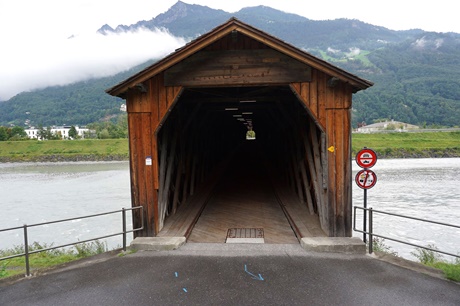 Die Alte Rheinbrücke, die Vaduz mit der Schweizer Gemeinde Sevelen verbindet.