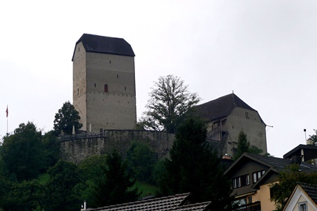 Das eindrucksvolle, hoch über den Dächern der Stadt thronende Schloss Sargans.