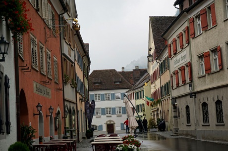 Die Gasthäuser "zur Krone" und "Gonzen" in der von bunten Häuserfassaden geprägten Altstadt von Sargans.