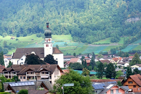 Schöner Blick auf den inmitten von Weinreben und bereits etwas westlich von Sargans gelegenen Ort Mels mit seiner schmucken Pfarrkirche.