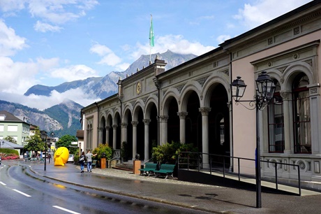 Das Alte Dorfbad von Bad Ragaz vor einer eindrucksvollen Bergkulisse.