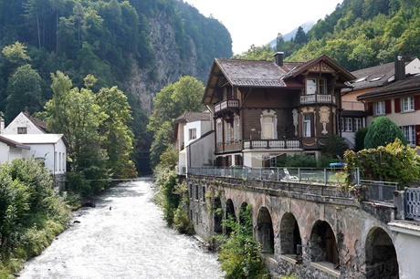 Häuser am Rheinufer von Bad Ragaz.