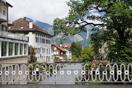 Der Rhein und die Bad Ragazer Berge von einer kleinen Brücke aus gesehen.