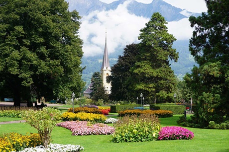 Blick vom Kurpark auf die Bad Ragazer Kirche.