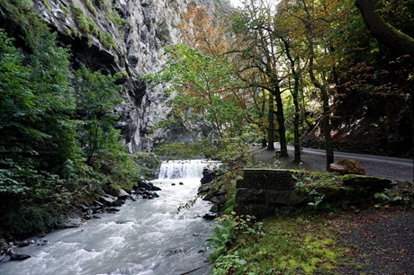 Ein kleiner Wasserfall in der Taminaschlucht.