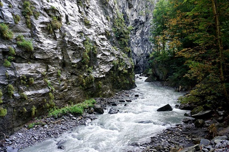 Der schäumende Rhein in der zerklüfteten Taminaschlucht.